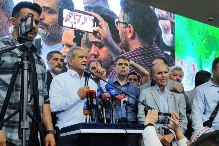 استقلال آزادی جمهوری اسلامی؛ اما آزادی را قربانی کردیم، نباید پاسخ به هیچ معلمی را با باتوم داد