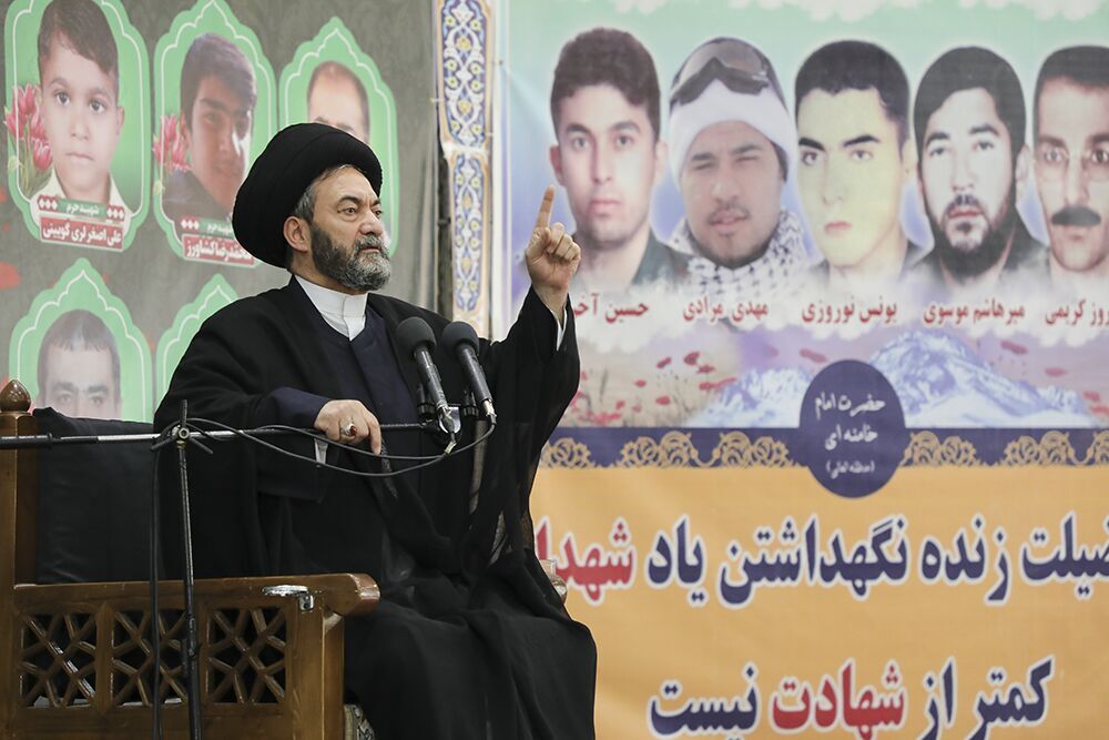 مسئولان و افراد تاثیرگذار در این ایام مواضع روشنی اتخاذ کنند؛ محافظه کاری زیبنده نیست