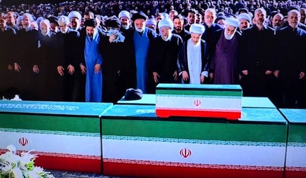 اقامه نماز بر پیکر رهبر شهید و خانواده ایشان به امامت آیت الله سبحانی/ شعارهای حاضران پس از اقامه نماز