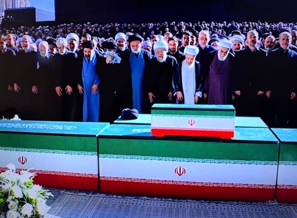 اقامه نماز بر پیکر رهبر شهید و خانواده ایشان به امامت آیت الله سبحانی/ شعارهای حاضران پس از اقامه نماز