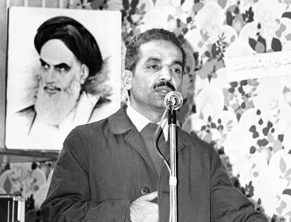 ببینید| تصویری دیده نشده از پیکر شهید رجایی بعد از انفجار ساختمان نخست‌وزیری + عکس