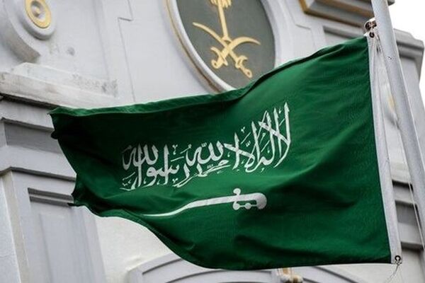 بلومبرگ به نقل از منبع آگاه: عربستان حریق در نزدیکی تأسیسات رأس تنوره که بر اثر یک حمله رخ داده بود را مهار کرد/ آتش‌سوزی در ساعات اولیه روز سه‌شنبه به وقوع پیوست