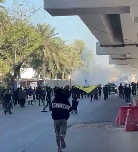 هجوم مردم پاکستان و عراق به سفارت آمریکا در پی شهادت رهبر انقلاب/ گزارش درگیری در عراق
