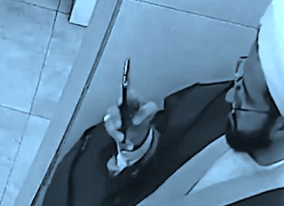 محرز شود روحانی عکاس قم مجوز داشته، کارش قانونی بوده هیچ اشکالی هم ندارد؛ اینکار شیطنت مخالفان لایحه حجاب و عفاف است