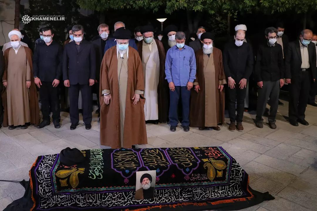 اقامه نماز میت بر پیکر آیت‌الله فاطمی‌نیا توسط رهبر انقلاب+ عکس