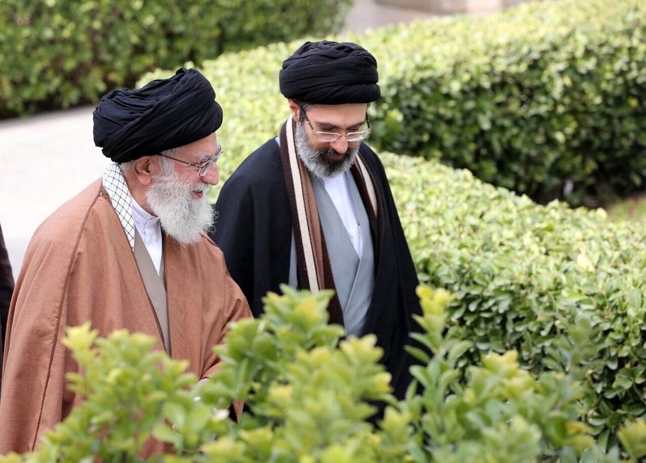 عکسی که برای اولین بار از رهبر جدید انقلاب در کنار رهبر شهید منتشر شد