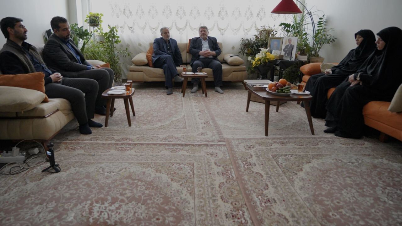 گزارش تصویری از حضور رئیس شورای اطلاع‌رسانی دولت در منزل مدیرکل فقید مطبوعات خارجی وزارت فرهنگ و ارشاد اسلامی