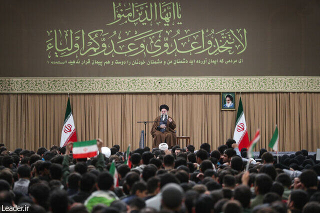 رهبر انقلاب: شعار مرگ بر آمریکا مسئله‌ای نیست که آمریکا بخاطر آن اینگونه با ملت ما معارضه کند؛ مسئله آمریکا با جمهوری اسلامی، ناسازگاری ذاتی و تقابل منافع است