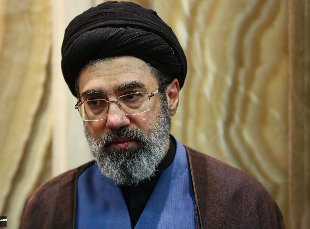 خاطره آیت‌الله سیدمجتبی خامنه‌ای از تذکر رهبر شهید به مردی که روزه‌خواری می‌کرد / صندلی‌های خانه ایشان پلاستیکی است
