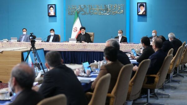 اعتراف روزنامه اصولگرا به ناکارآمدی تیم اقتصادی رئیسی؛ دولت نیاز به تغییرات دارد