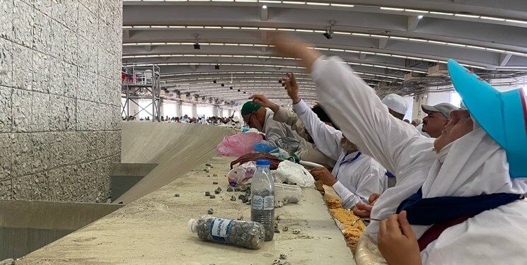 ببینید | خلاقیت جالب حاجیان در انزجار از شیطان در مراسم رمی‌جمرات