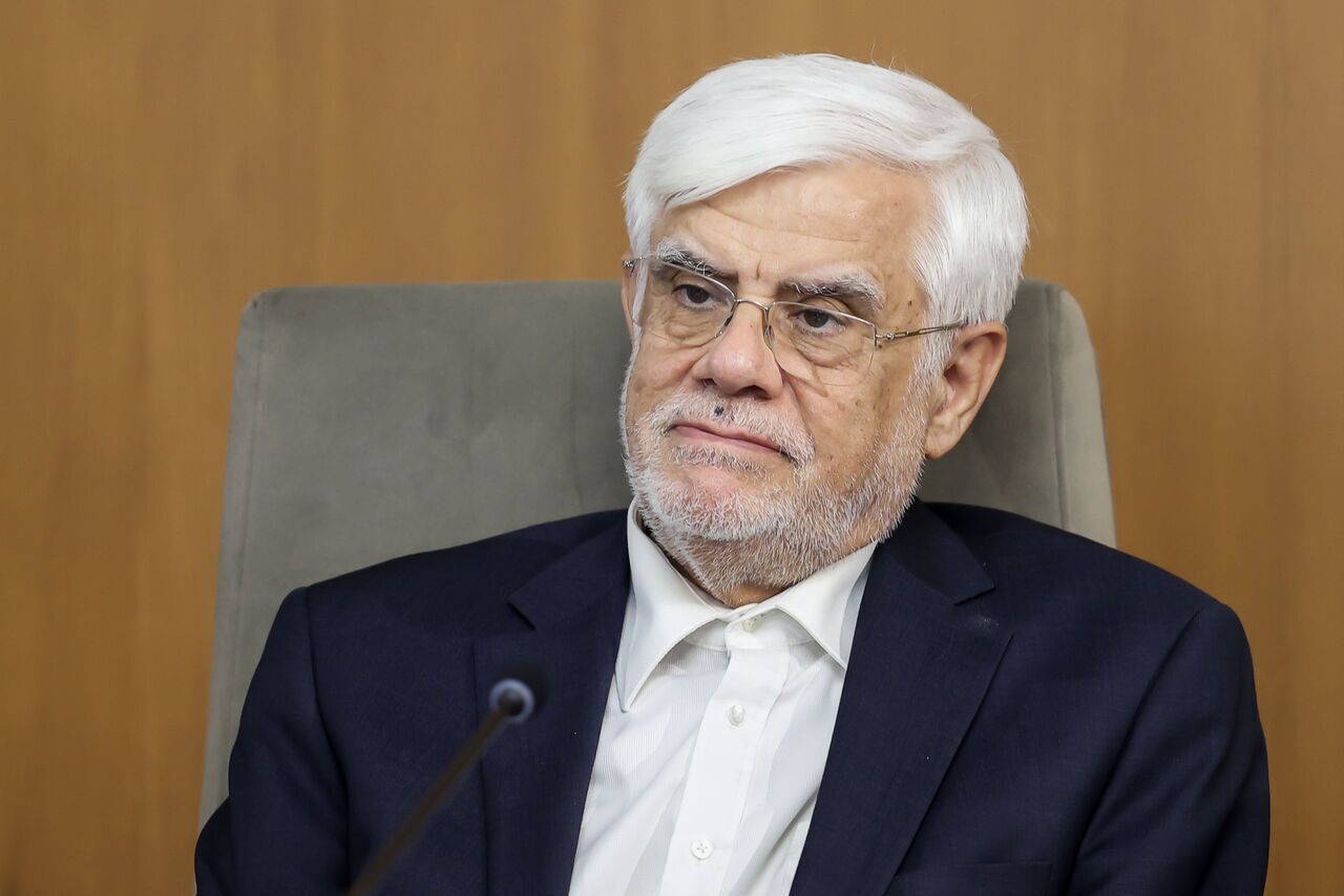 عارف: رفع فیلترینگ گام به گام صورت می‌گیرد؛ پاسخ به نقد وفاق