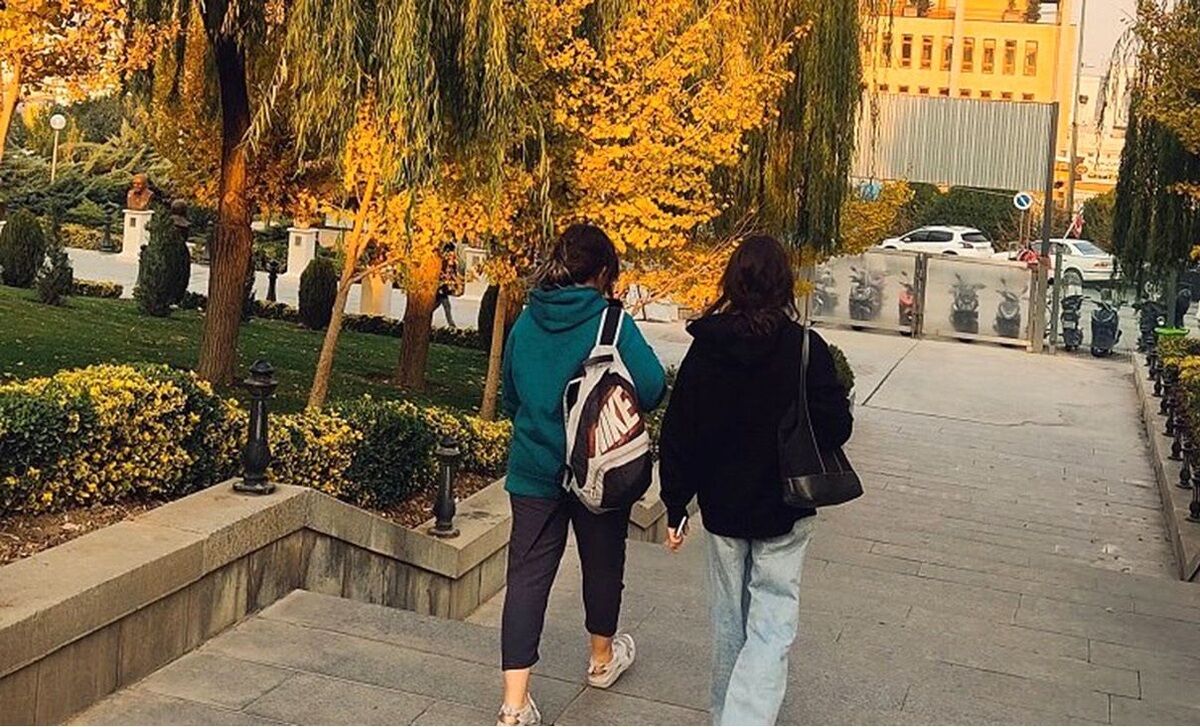 کشف حجاب زنان به معنای دین‌گریزی نیست