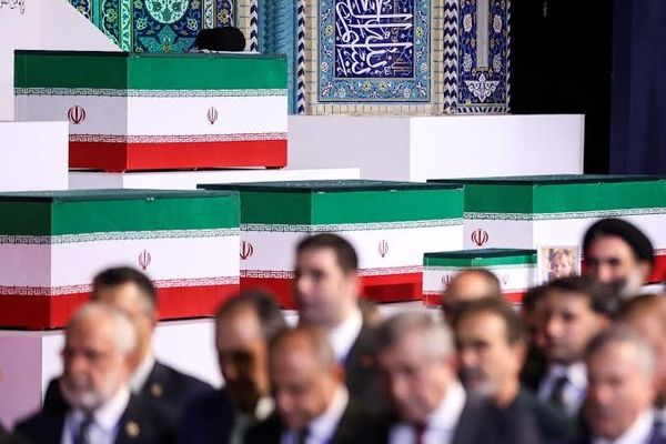 هنگام عبور هیات عربستانی، قطری، پاکستانی و عراقی برای ادای احترام به پیکر رهبر شهید انقلاب کدام آیه‌های قرآن پخش شد؟