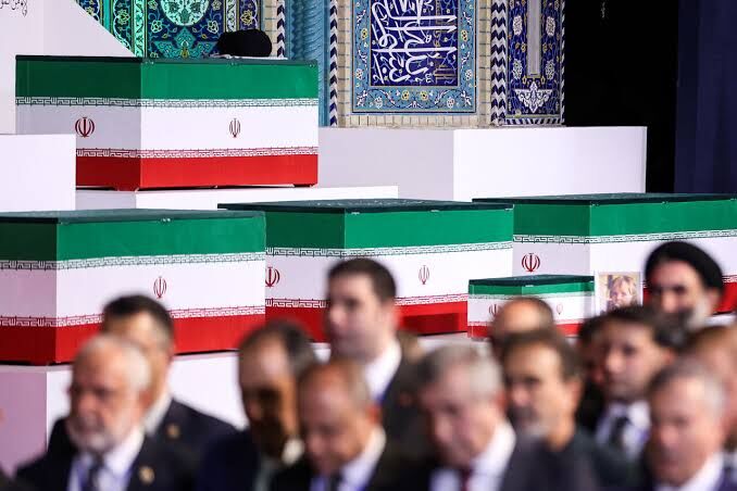 اولین تصویر از حضور سه تن از پسران رهبر شهید انقلاب در مصلی تهران + عکس