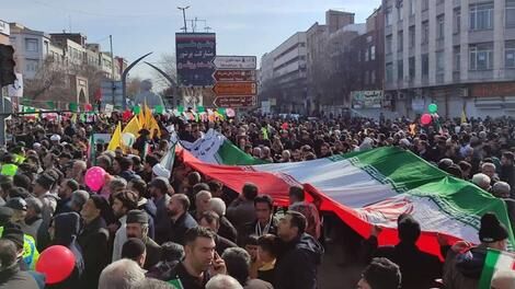 این خانم با لباس ارتشی در راهپیمایی ۲۲ بهمن سوژه عکاس‌ها شد + عکس