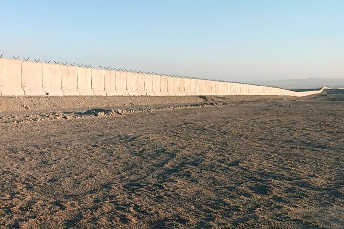 فرمانده نیروی زمینی ارتش: پایان ۵۰ کیلومتر از انسداد دیوار مرزی شمال شرق کشور؛  اجرا این طرح به طول ۳۰۰ کیلومتر، سه سال به طول خواهد انجامید