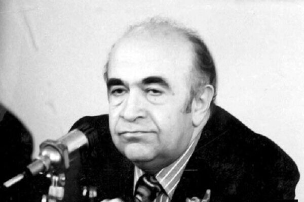 تصویری از سنگ مزار جدید عباس هویدا