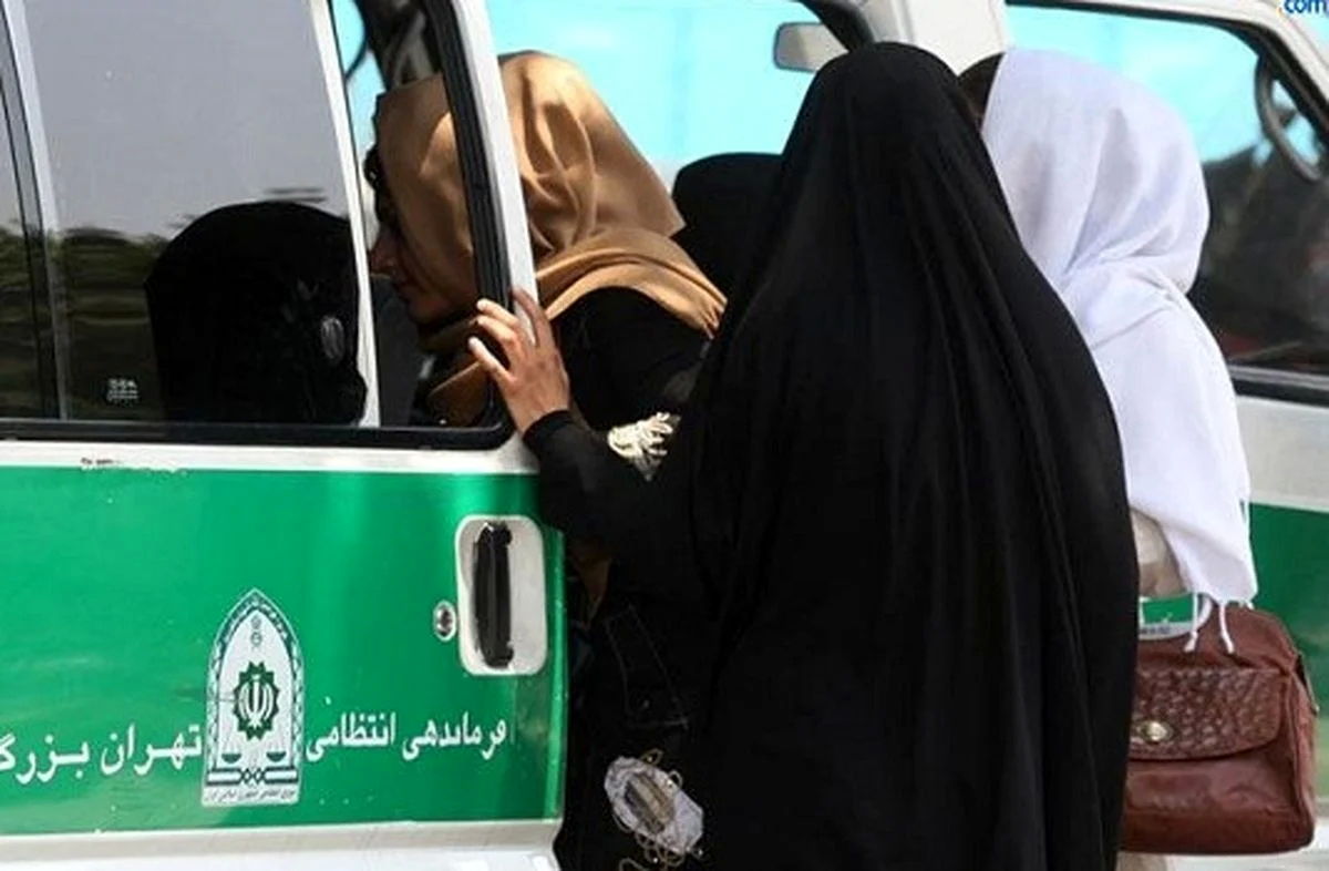 چرا گشت ارشاد مقابل مترو میایستد