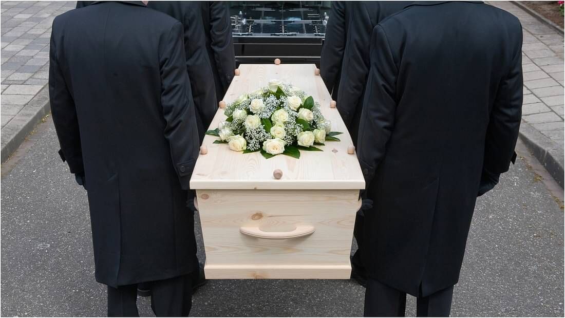 یک زن ۷۶ ساله حین تشییع زنده شد