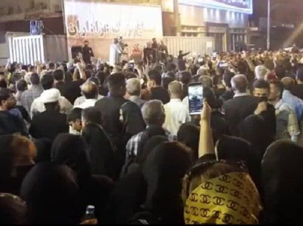 خبرگزاری فارس: در هفتمین شب حادثه متروپل، عده‌ای در آبادان با کف زدن و شعار دادن، مانع سخنرانی نماینده مجلس خبرگان شدند/ برخی نیز به دوربین صداوسیما حمله کردند و آن را پایین انداختند