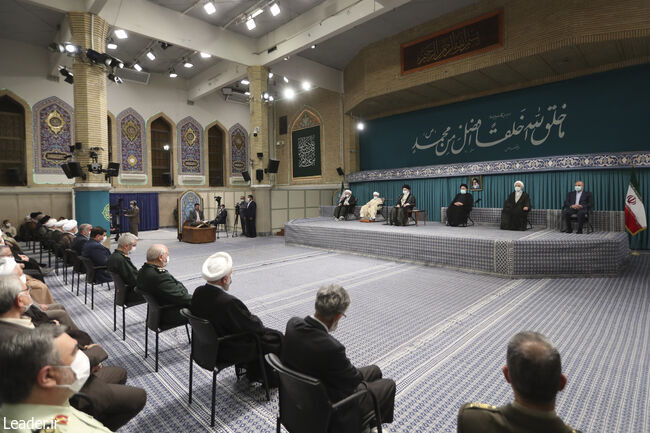 دیدار جمعی از مردم و مسئولان و مهمانان شرکت‌کننده در کنفرانس وحدت با رهبر معظم انقلاب
