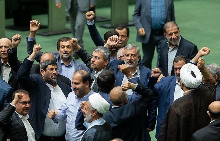 نمایندگان با استفاده از اصل ۸۵ شتر سواری دولادولا می‌کنند!