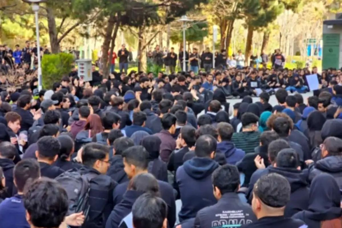 معاون دانشگاه تهران: احتمال حضور افراد بیرون از دانشگاه و ناشناس در تجمع روز گذشته را رد نمی‌کنم/ در پایان تجمعات در تنشی نه چندان شدید، تعدادی از دانشجویان بسیجی آسیب دیدند
