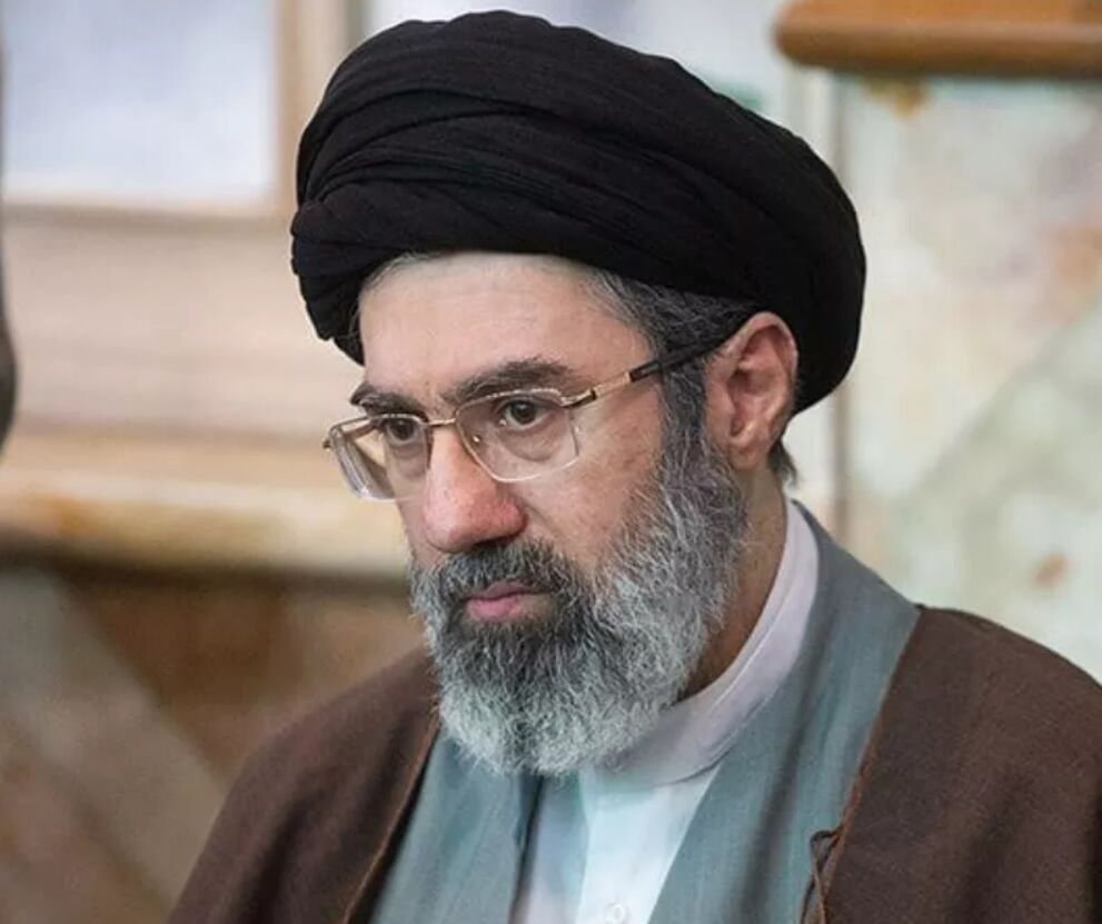  برای بنده تکیه زدن بر جائی که محل جلوس دو پیشوای عظیم‌الشان، خمینی کبیر و خامنه‌ای شهید بوده سخت است/ همچنان تنگه هرمز باید بسته بماند/ از انتقام خون شهیدان صرف‌نظر نخواهیم کرد/ باید حضور موثر  مورد مردم در صحنه به خصوص مراسم روز قدس مورد توجه باشد
