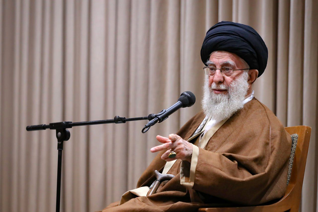 تصویری از انگشتر جدید رهبر انقلاب و نوشته متفاوت روی آن + عکس