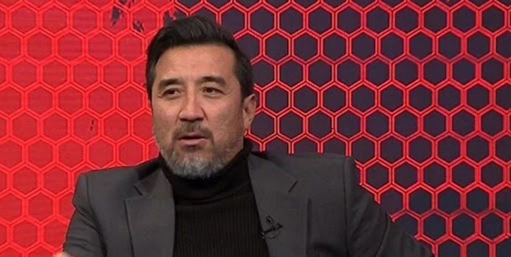 تصویر خداداد عزیزی و برادرش در مراسم خاکسپاری پدرشان