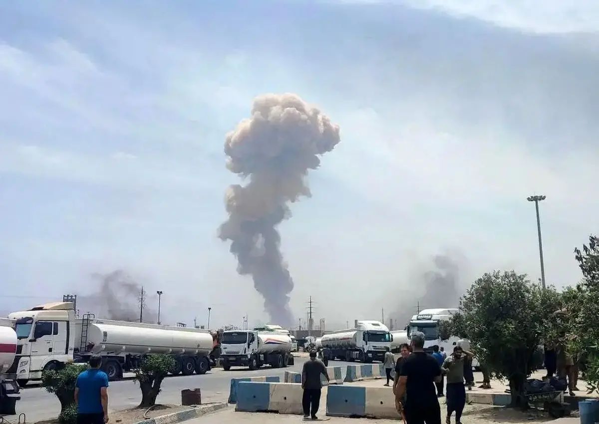 صداوسیما:بامداد امروز، دست‌کم ۱۰ انفجار در بندرعباس رخ داد و اهداف غیرنظامی شامل زیرساخت‌های بندری، صیادی و مراکز کنترل ساحلی مورد اصابت قرار گرفت