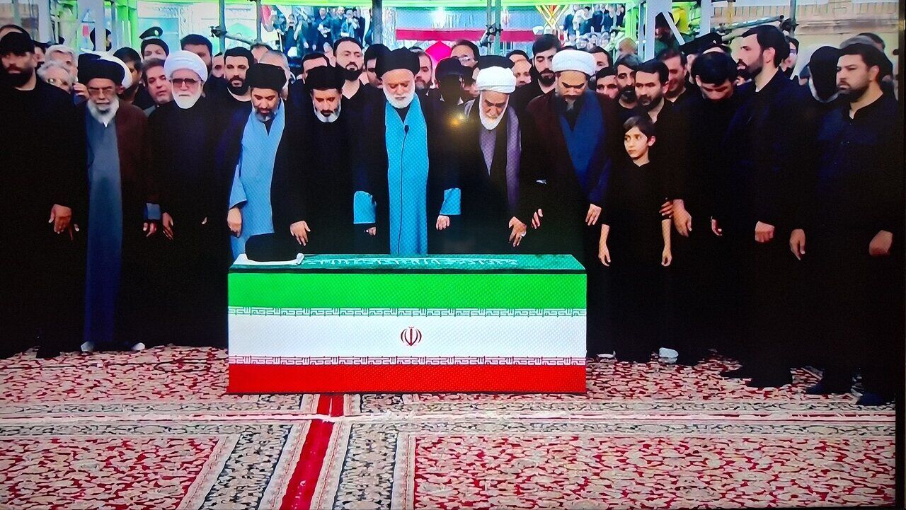 اقامه نماز بر پیکر رهبر انقلاب توسط آیت‌الله سیدمصطفی خامنه‌ای