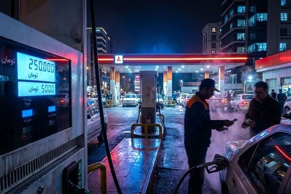 ادعای عجیب کیهان: گران نشدن بنزین در دولت روحانی اعتماد به دشمن بود!