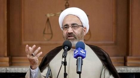 نباید فردی عمدا جلوی کیوسک پلیس روسری‌اش را بردارد و بخندد/  افراط و تفریط دو طرف نتیجه مورد دلخواه دشمن می‌شود