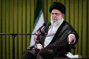 تصویری از حضور رهبر انقلاب در منزل مرد شماره ۲ سپاه پاسداران و نابغه جنگهای ناهمتراز + عکس