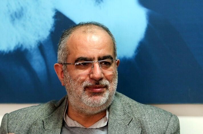 واکنش کنایه‌آمیز حسام‌الدین آشنا به برنامه دولت رئیسی برای جذب نخبگان دارای تابعیت مضاعف؛ این قبلا اسمش زمینه سازی برای «نفوذ» نبود؟!