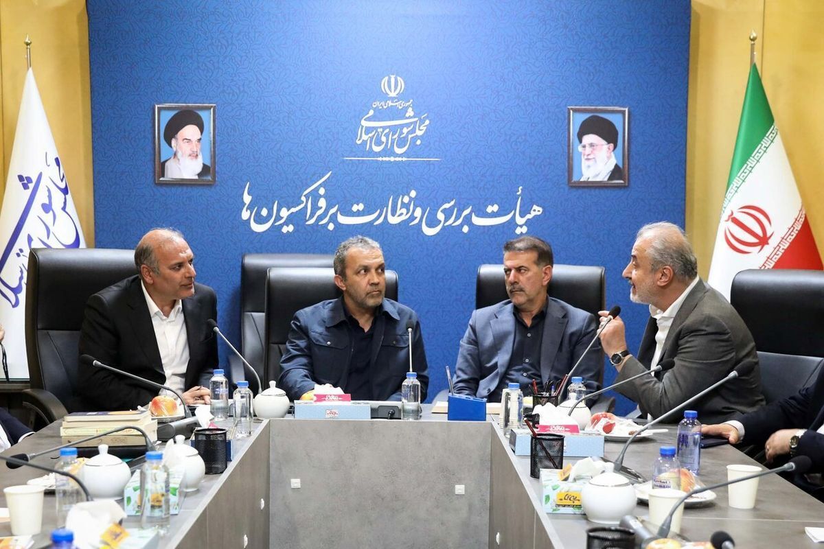بازی سیاسی نمایندگان در زمین فوتبال/ مکانیسم ماشه مهم‌تر است یا قرارداد بازیکن پرسپولیس؟