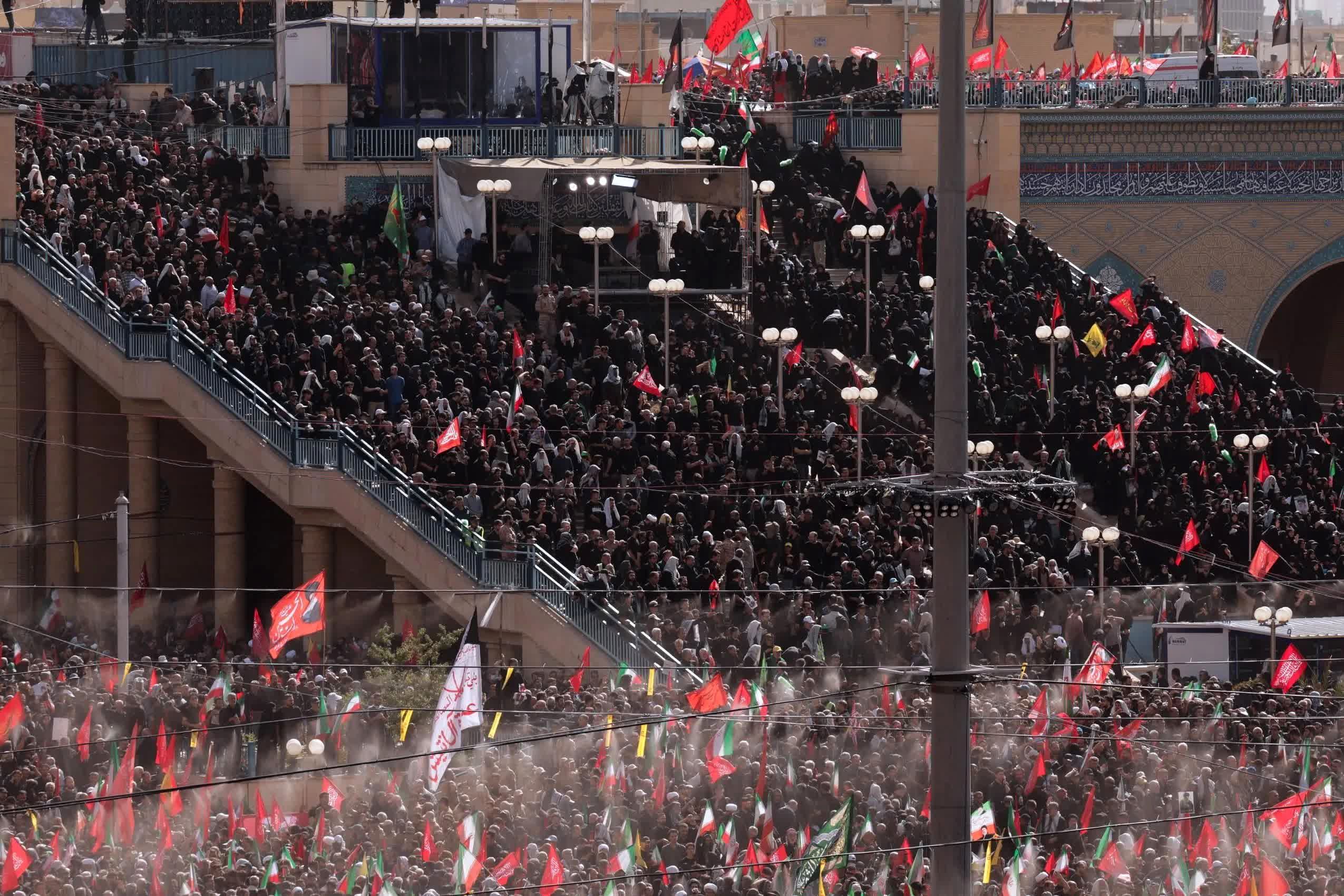 تصویری از فرزندان رهبر شهید در صف اول مراسم نماز امروز + عکس