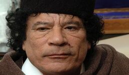 تصویری جالب از معمر قذافی، دیکتاتور لیبی در کنار محافظان زن + عکس