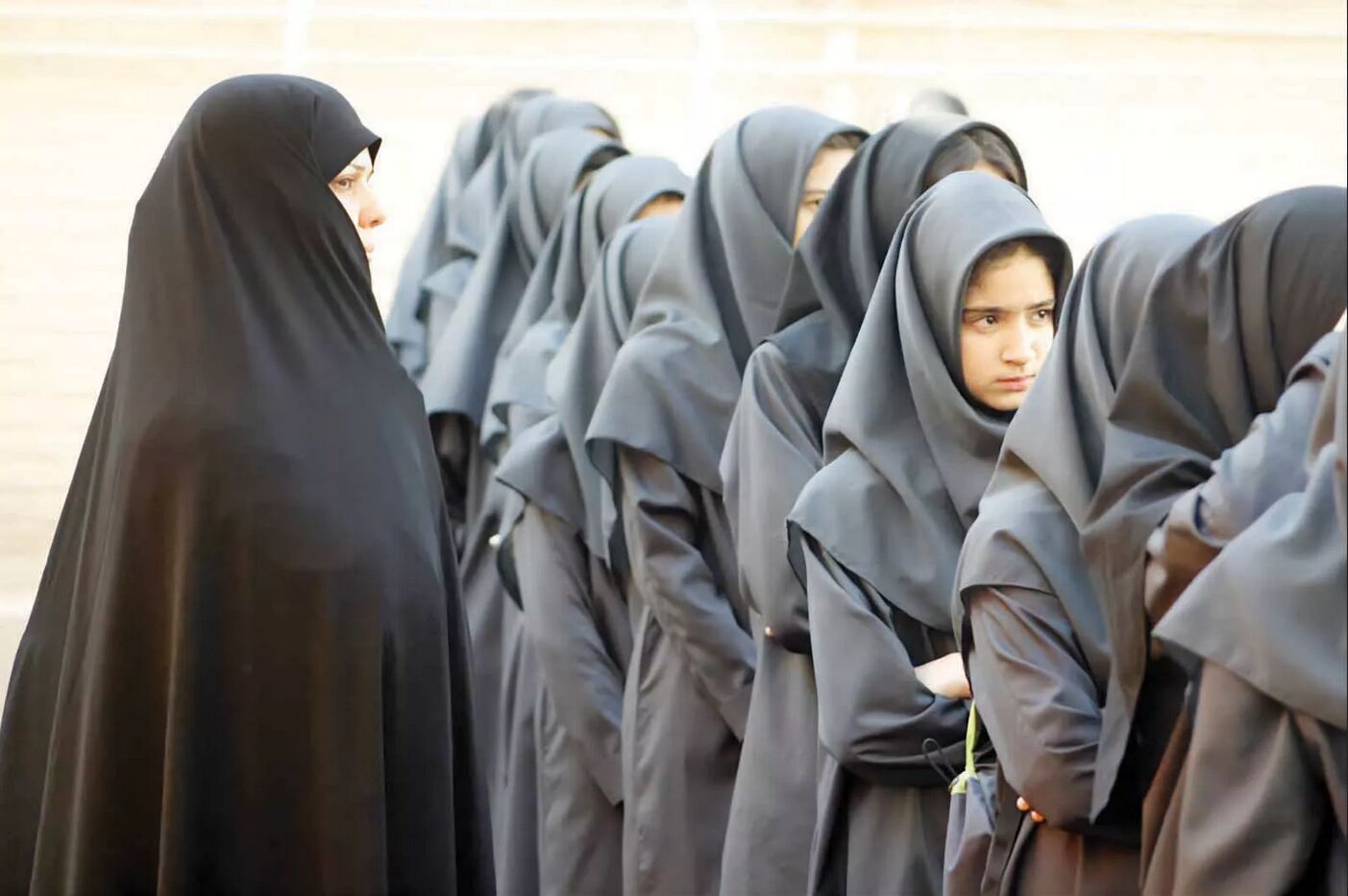 دین پوشش سر در تنهایی یک زن در خانه را مستحب می‌داند!