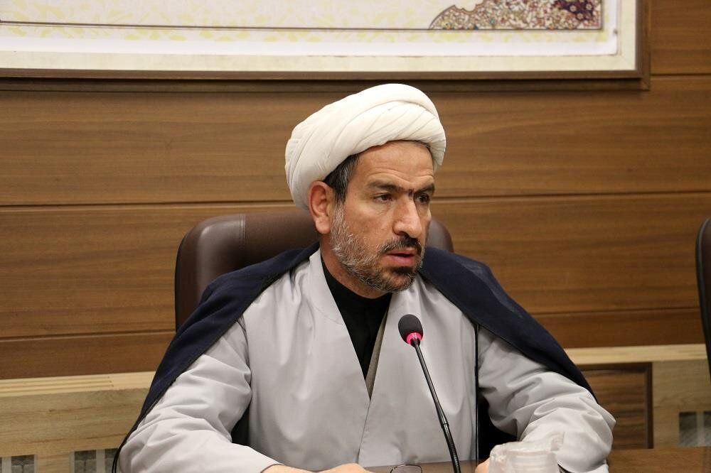 ببینید | این افراد متفرقه که بعضی وقتا میان بین صندلی‌ها می‌چرخند رو جمع کنید، مجلس شأن دارد!