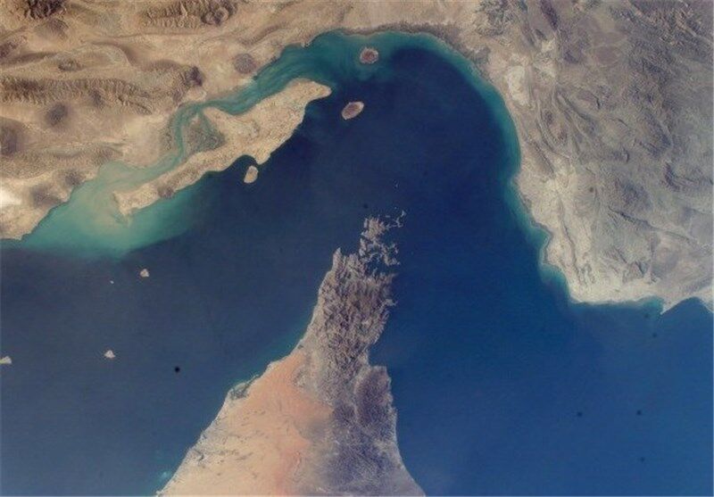 بلومبرگ: تنگه هرمز عملاً بسته شد