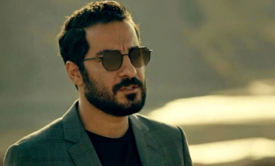 نوید محمدزاده روی صحنه می‌رود