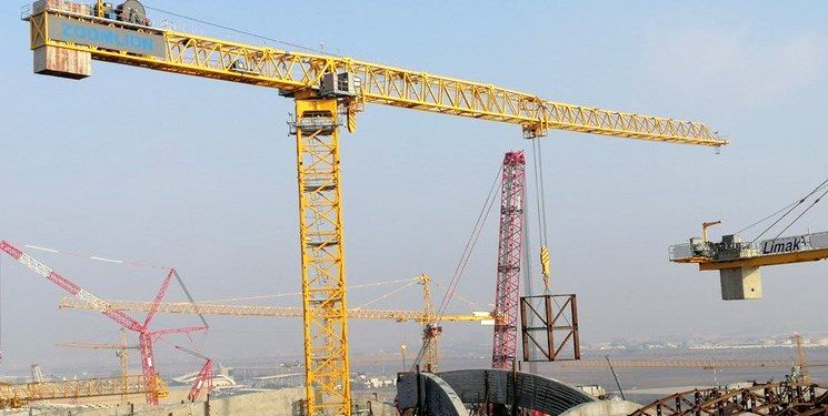 ویدئوی دلهره‌آور از نجات مرد گرفتار در آتش توسط جرثقیل + ویدئو