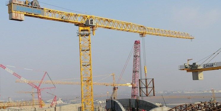 ویدئوی دلهره‌آور از نجات مرد گرفتار در آتش توسط جرثقیل + ویدئو