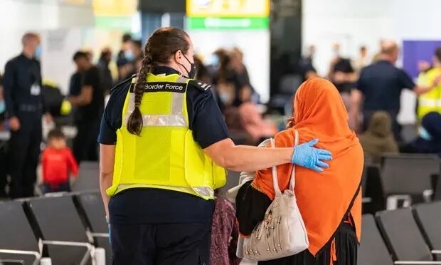 انگلیس باید از نوع برخورد با مهاجران افغان احساس شرم کنند