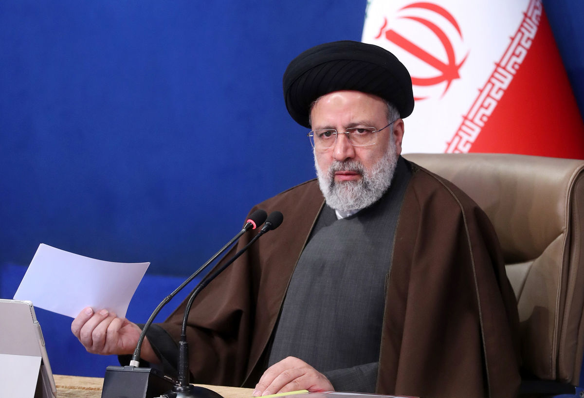 اقتصاددانانی که رئیسی مدعی است به خط شده‌اند، کجا هستند؟ / رئیس جمهور علاقه دارد اقتصاد در اختیار هیاتی‌ها باشد