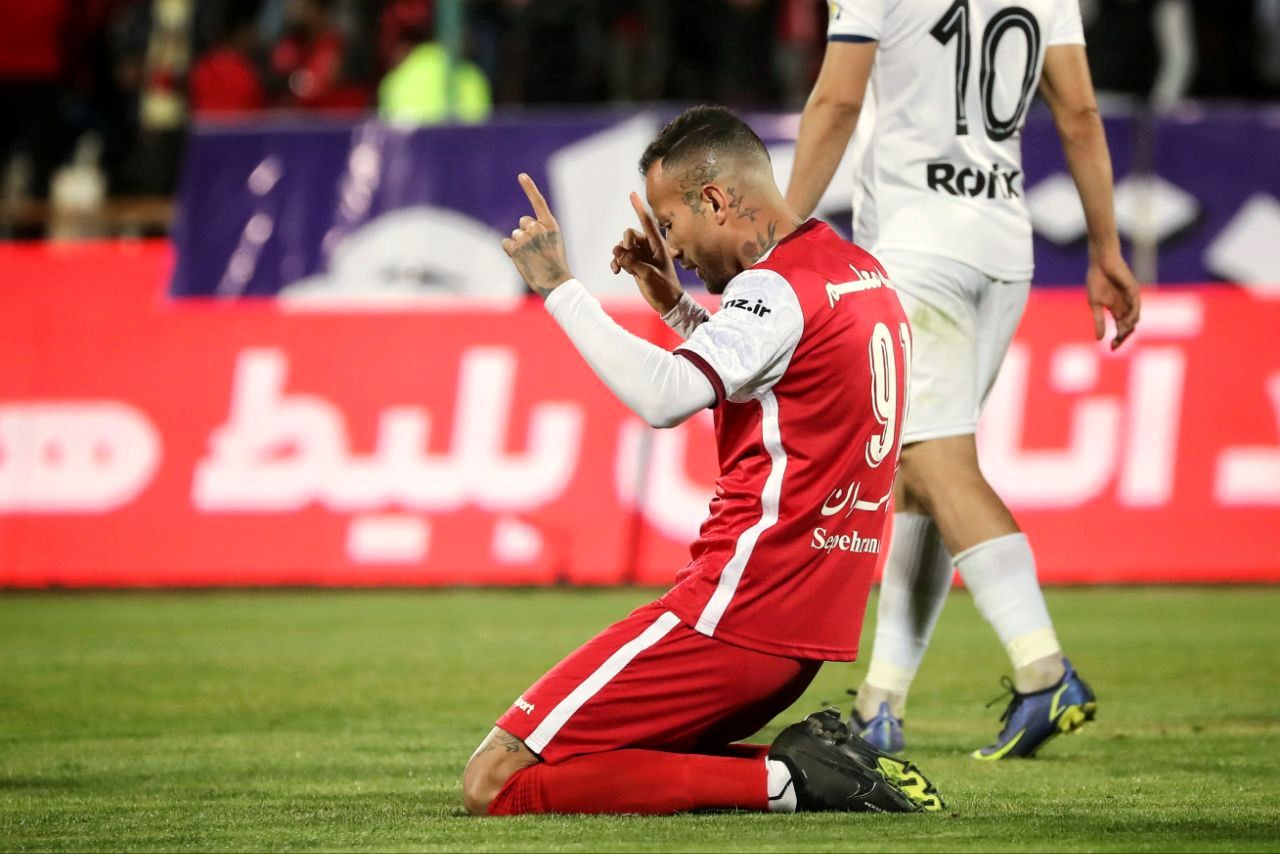 جشن بازیکن پرسپولیس در کنار یک زن در لاکچری‌ترین رستوران تهران + عکس