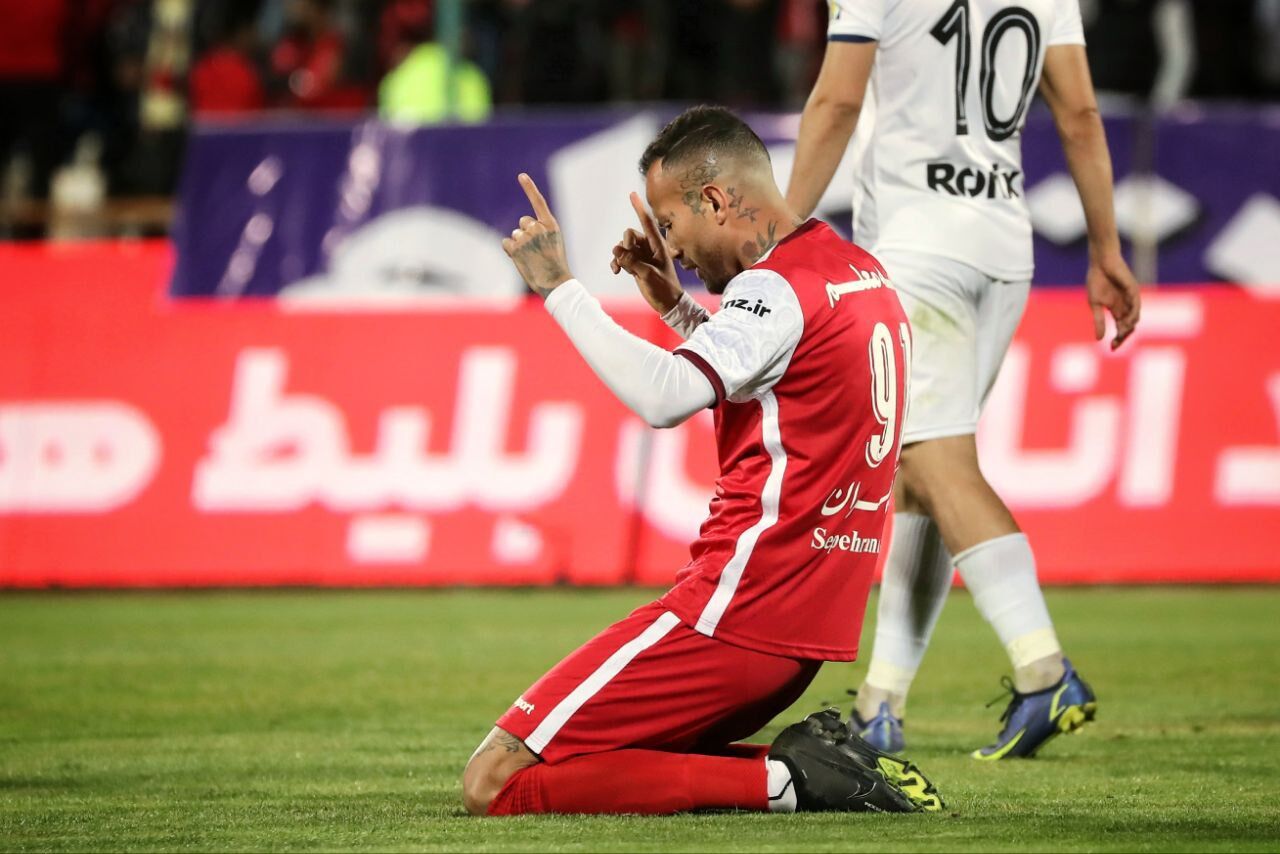 جشن بازیکن پرسپولیس در کنار یک زن در لاکچری‌ترین رستوران تهران + عکس